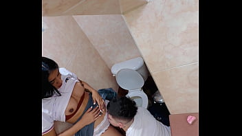 Estudiantes Cachondos Follando Salvaje En El Baño Del Instituto Y él Se Corre En Su Boca (video Amateur ExplÍcito)