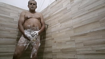 Brasileiro Pelado No Chuveiro, Se Exibindo Com Tesão