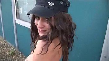 Une Fête De Village Où Les Corps S’enlacent Et Les Désirs S’enflamment