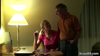 Nach Dem Familientreiber Knallt Opa Seine 18-jährige Stiefenkelin Durch