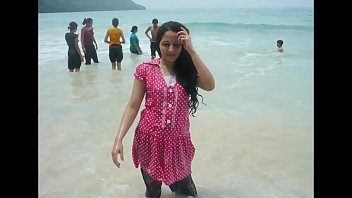 Desi Ladki Apna Poora Jism Dikha Rahi Hai .mp4