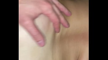 Выебываю свою грязную шлюху на деревенском сеновале