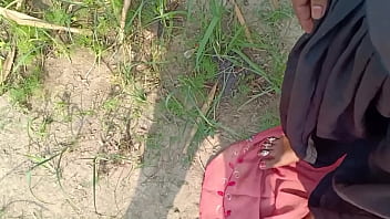 गांव की मस्त लड़की की चूचियों को दबा-दबाकर उसकी चूत से रस निकाल दिया