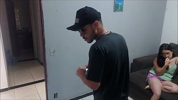 Uma Dona De Casa Desesperada Oferece O Corpo Ao Policial Em Troca Da Liberdade Do Marido.