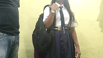 गाँव की मासूम पढ़ाकू लड़की का होमवर्क नहीं हुआ, तो टीचर ने उसकी मजबूरी का फायदा उठाकर उसे बिस्तर पर लिटा दिया