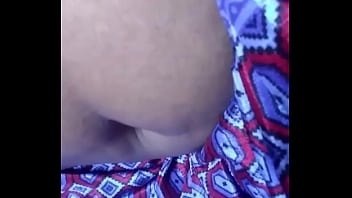 Tempting Desi Aunty’s Navel Peek