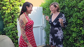 Adeline La Salope M’implore Pour Son Jeu Torride Avec Des Baguettes Chinoises Dans Le Cul