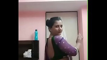 Thick And Juicy Pooja Bhabhi’s Seductive Hip-swaying Moves