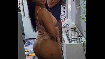 Desbloqueei O Faz-tudo Que Meu Marido Trouxe E Ele Me Fodeu Toda, Até O Cu, Na Frente Do Corno Manso.