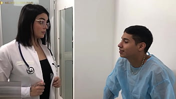 Una Doctora Ardiente Seduce A Su Paciente Con Una Polla Enorme Y Un Culo Espectacular