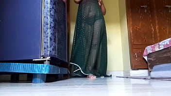 Desi Bhabhi Ki Geeli Chut Mein Ungli Daalkar Behta Hua Ras