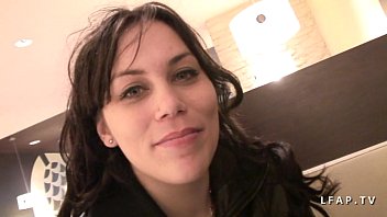 Une Petite Brune Amateur Se Fait Violemment Sodomiser Et Fister Sans Retenue