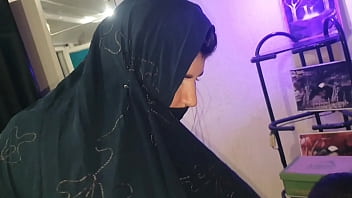 Hindi Refugiada Desesperada Por Asilo Oferece Seu Corpo Sensual Em Troca De Massagem Tântrica E Sexo Selvagem No El Toro De Oro