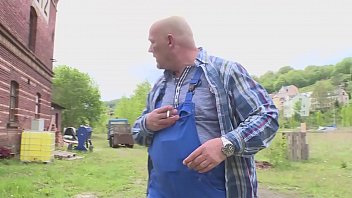 Junge Schlampe Wird Von Zwei Kerlen Brutal Durchgenommen