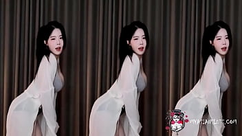Seductive Korean Beauty Performs A Sizzling Blowjob Dance To Drive You Wild