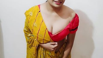 भाभी ने देवर का हाथ से मजा लेते हुए देखा, फिर उसके बड़े लंड से रसीली चुदाई हुई