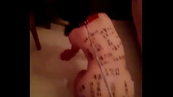 骚货母狗跪地求操，屁眼插着肛塞栓着狗链爬行，全身写满下流脏话任人调教