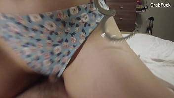 Обнаженная русская красотка заливает спермой член