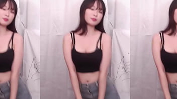 Sweaty, Hypnotic Korean Dance Moves That’ll Make You Beg For More