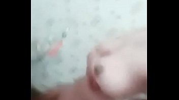 Gadis Desa Mandi Sambil Mengocok Memeknya Yang Basah