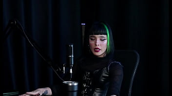 A Putinha Safada Da Carol Rhcp: Investindo Em Pornô, Levando Tora Na Diretoria E Perdendo O Cabaço Na Cama Da Mãe