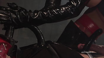 Jasmine Black S’assoit Sur La Queue De Ses Esclaves Sexuels Et La Chevauche Jusqu’à L’orgasme