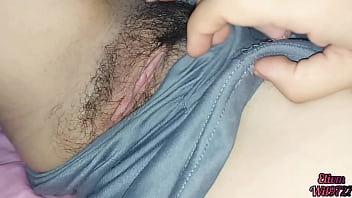 Mi Hermanastra Gime Mientras Juego Con Su Coño Apretado Y Caliente