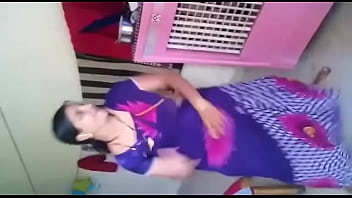 Sizzling Bhabhi’s Seductive Moves On The Dance Floor