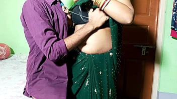 भतीजे ने शर्ट की बटन सिलने के बहाने अपनी आंटी को बिस्तर पर लिटाकर चोदा, गर्म हिंदी ऑडियो