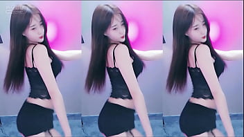 Em Gái Trung Quốc Uốn éo Trên Thang Trong Bộ áo Ren đen Mê Hoặc