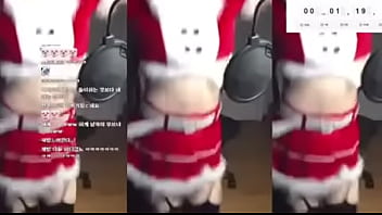 Naughty Korean Santa Babe Teases In Hot Twitch Clip