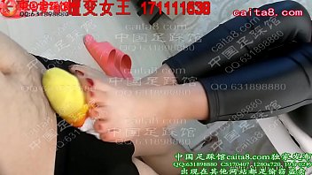 湿透棉袜包裹的嫩足,夹紧黑硬棒子磨蹭到汁水横流