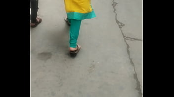 Sultry Indian Beauty’s Curvaceous Rear