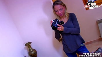 Une Mince Amatrice Française Découvre Le Casting Porno Amateur Dans Son Salon