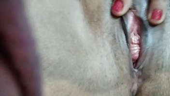 पड़ोस की गर्म तवा जैसी भाभी को मैंने अपने लंड से चोदने के लिए राजी किया, क्योंकि उसका बेजान पति उसकी चूत की गहराई तक पहुँच ही नहीं पाता था, वो तो बस अपनी उँगलियों से ही अपनी गीली चूत को सहलाती थी।